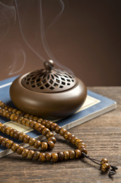 一串包浆浓厚的星月菩提手串特写