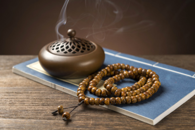 一串包浆浓厚的星月菩提手串特写