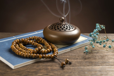 一串包浆浓厚的星月菩提手串特写