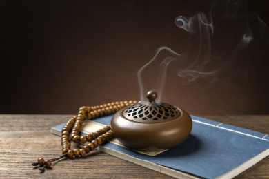 一串包浆浓厚的星月菩提手串特写