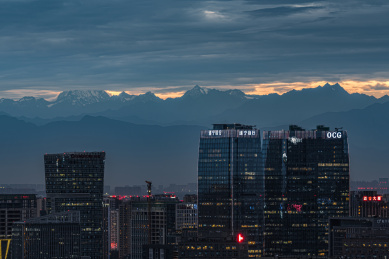 成都高新城市雪山夜景