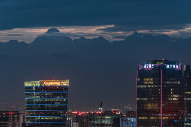 成都高新城市雪山夜景
