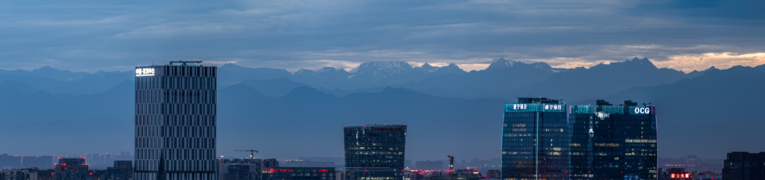 成都高新城市雪山夜景