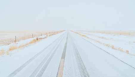 内蒙古呼伦贝尔冬季雪原公路自然风光