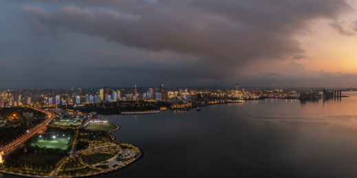海南海口市万绿园公园城市天际线夜景