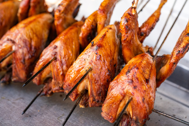 夜市摊位上的烤鹌鹑