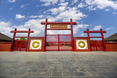 蓝天白云下的河南省安阳市殷墟宫殿宗庙遗址