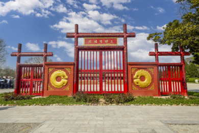 蓝天白云下的河南省安阳市殷墟宫殿宗庙遗址