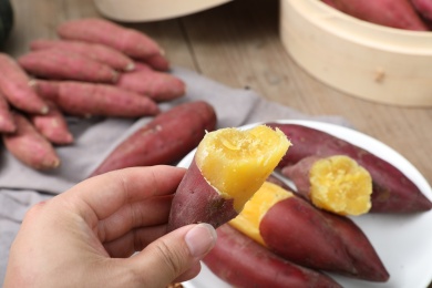 新鲜煮熟的板栗小番薯小香薯