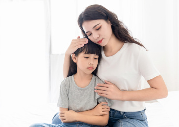 室内妈妈在安慰沮丧的女儿