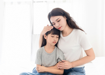室内妈妈在安慰沮丧的女儿