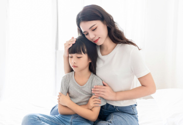 室内妈妈在安慰沮丧的女儿