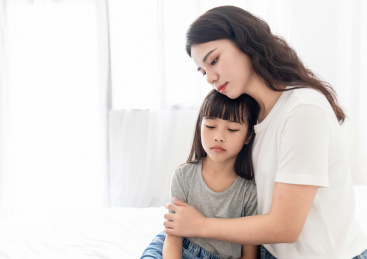 室内妈妈在安慰沮丧的女儿