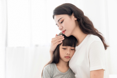 室内妈妈在安慰沮丧的女儿