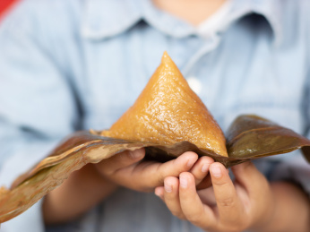 端午节小朋友吃粽子