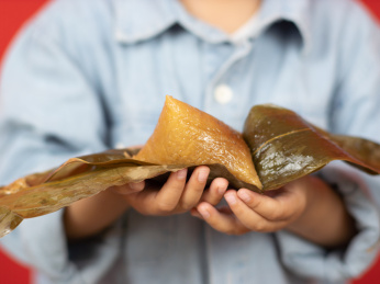 端午节小朋友吃粽子