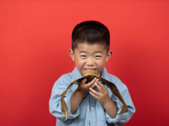 端午节小朋友吃粽子