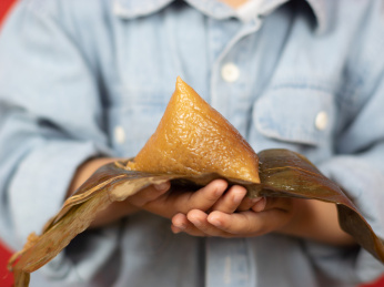 端午节小朋友吃粽子