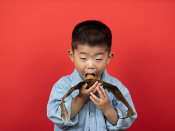 端午节小朋友吃粽子