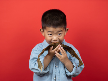 端午节小朋友吃粽子