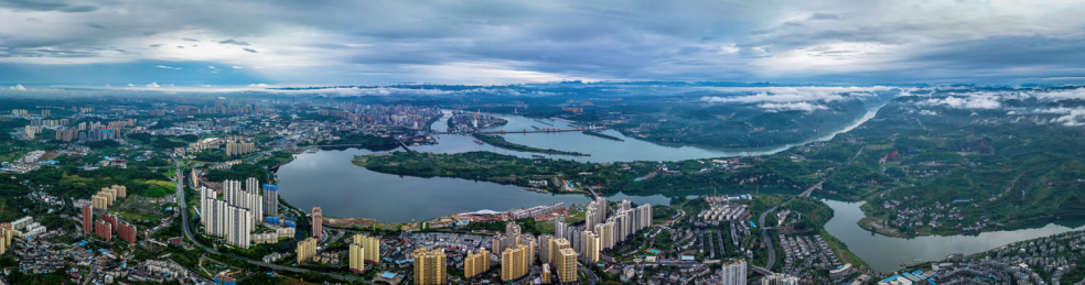 中国湖北宜昌：雨后云雾氤氲宛如泼墨山水画
