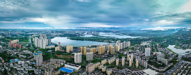 中国湖北宜昌：雨后云雾氤氲宛如泼墨山水画