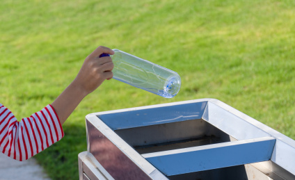 公园里一名中国小女孩在扔垃圾