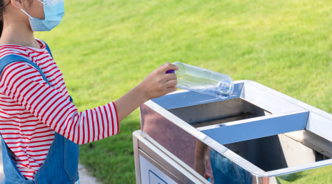 公园里一名中国小女孩在扔垃圾