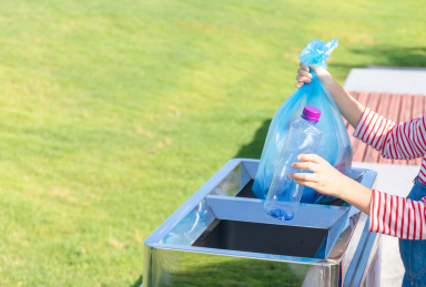 公园里一名中国小女孩在扔垃圾