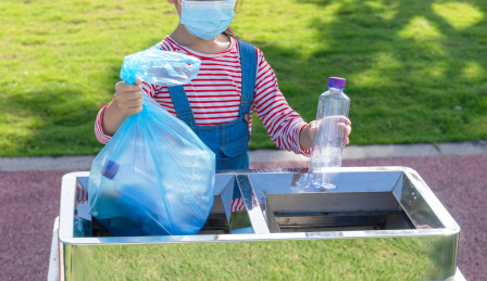 公园里一名中国小女孩在扔垃圾
