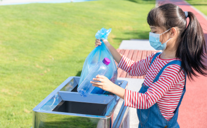 公园里一名中国小女孩在扔垃圾