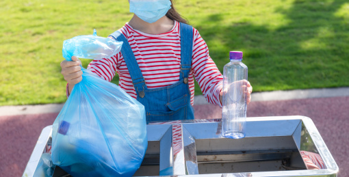 公园里一名中国小女孩在扔垃圾