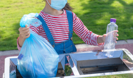 公园里一名中国小女孩在扔垃圾
