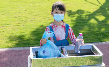 公园里一名中国小女孩在扔垃圾