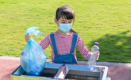 公园里一名中国小女孩在扔垃圾