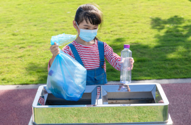 公园里一名中国小女孩在扔垃圾