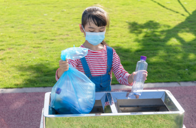 公园里一名中国小女孩在扔垃圾