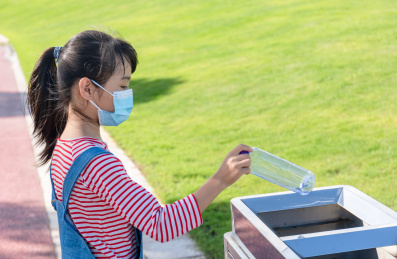 公园里一名中国小女孩在扔垃圾