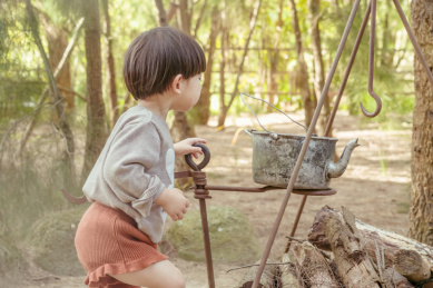 森林野炊烧开水小男孩