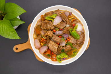 黑背景下酒菜辣椒炒腰花