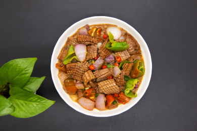 黑背景下酒菜辣椒炒腰花