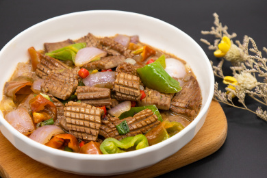 黑背景下酒菜辣椒炒腰花