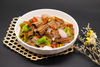 黑背景下酒菜辣椒炒腰花
