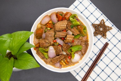 黑背景下酒菜辣椒炒腰花