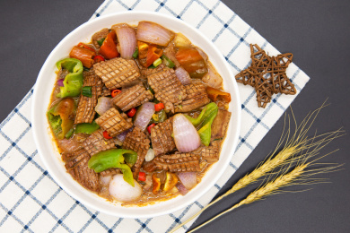 黑背景下酒菜辣椒炒腰花