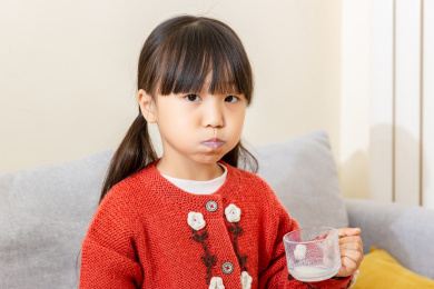 喝牛奶的中国小女孩