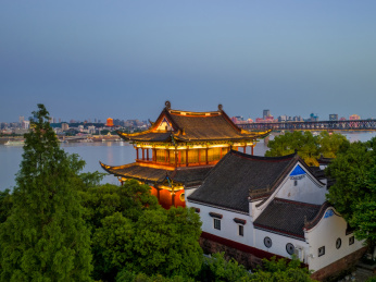 武汉汉阳晴川阁黄鹤楼傍晚城市风光