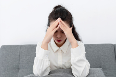 一名头痛的中国年轻女性