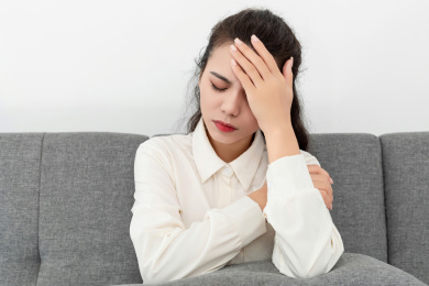 一名头痛的中国年轻女性