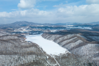哈尔滨亚布力冬季森林湖泊风光航拍
